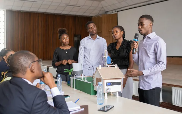 Une équipe de jeunes Congolais présente un prototype innovant devant un jury.