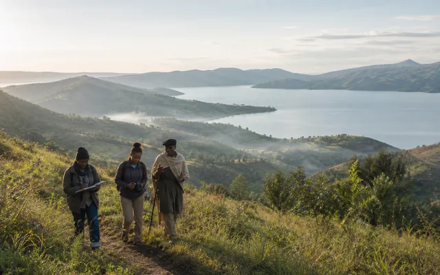 Des chercheurs congolais documentent le paysage des hauts plateaux surplombant le lac Kivu.